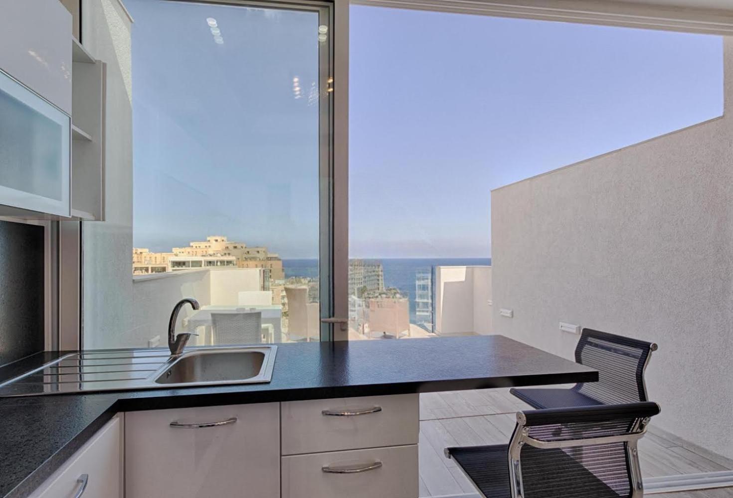 The Penthouse Apartment Saint Julian's Екстериор снимка
